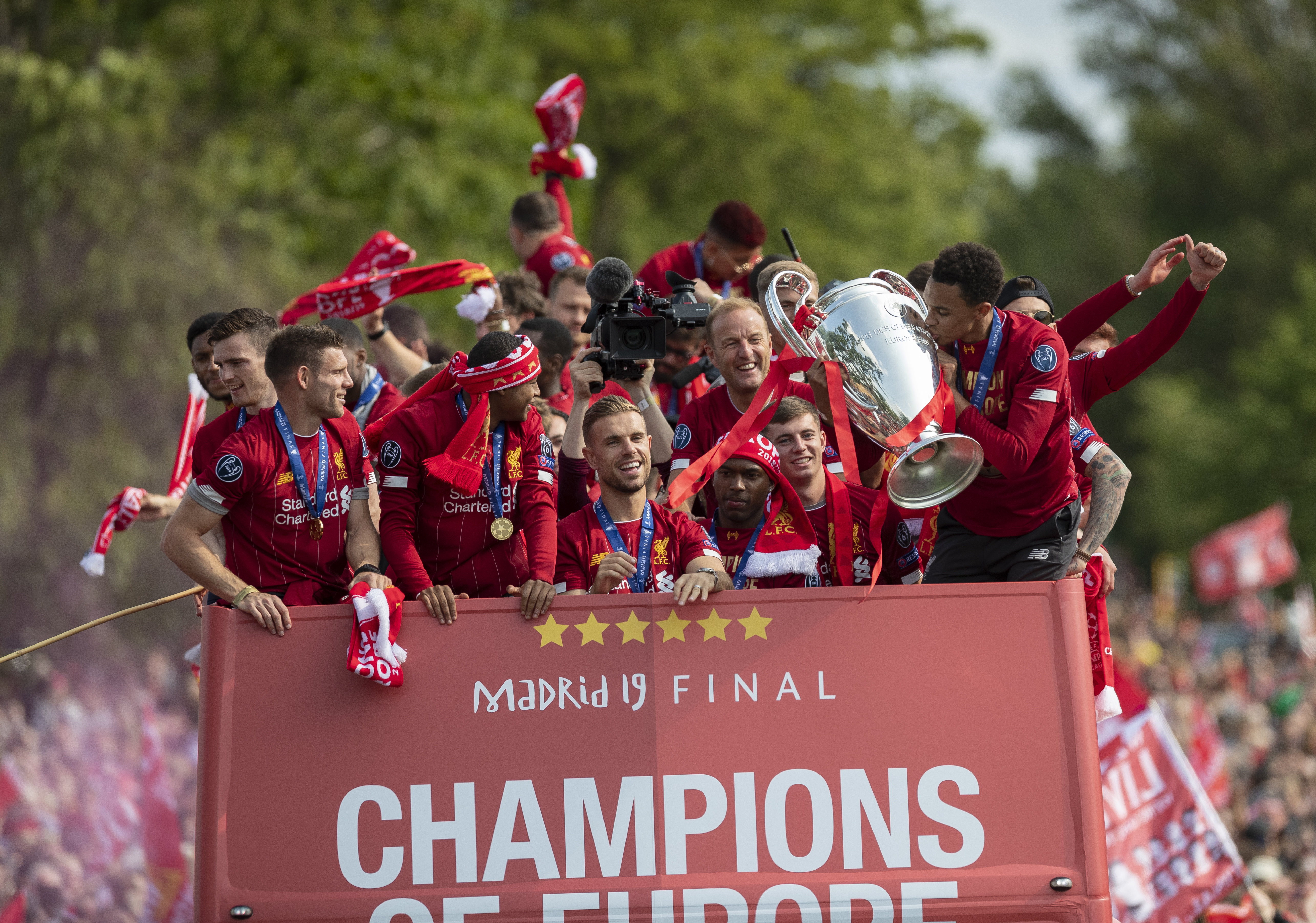 篮球NBA球队教练讨论轮换阵容