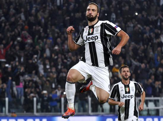 比赛中阿尔特塔挡在了波罗发界外球的路线上，双方爆发冲突