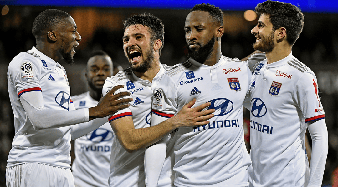 王曼昱3-8逆转后再轰11-2，梁靖崑痛失好局吞首败，国乒8-2法国